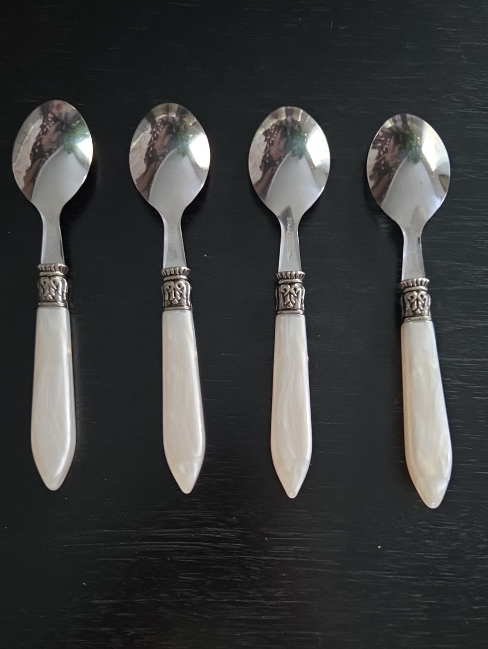 Faux Pearl Handle 24 Piece flatware set - Picture 12 of 12